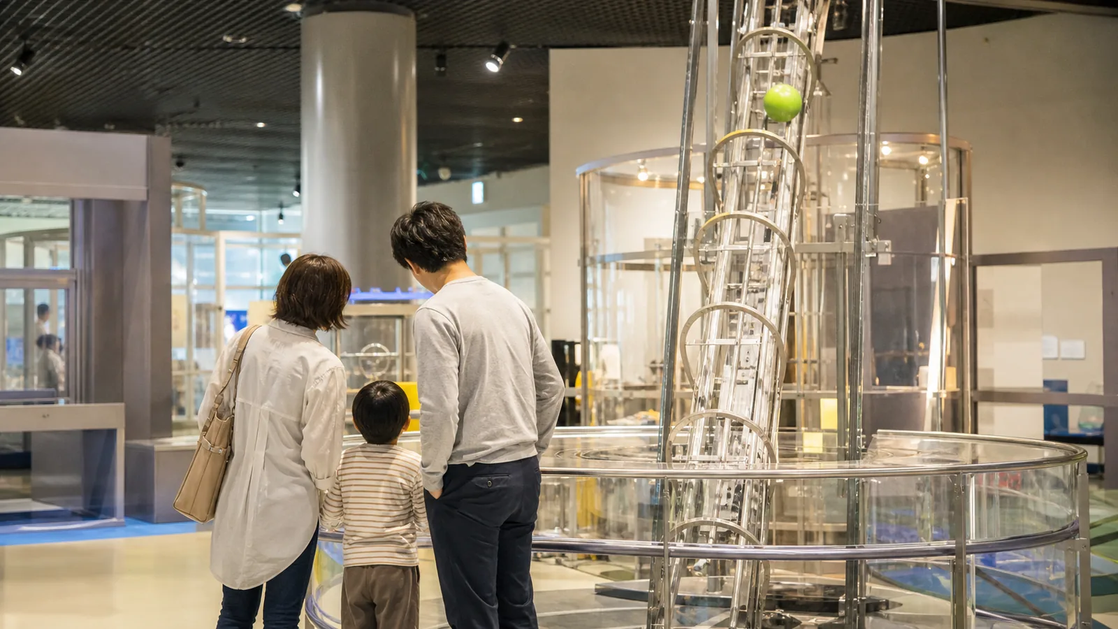 明るい科学館の体験展示を親子で観察する場面の編集イメージ