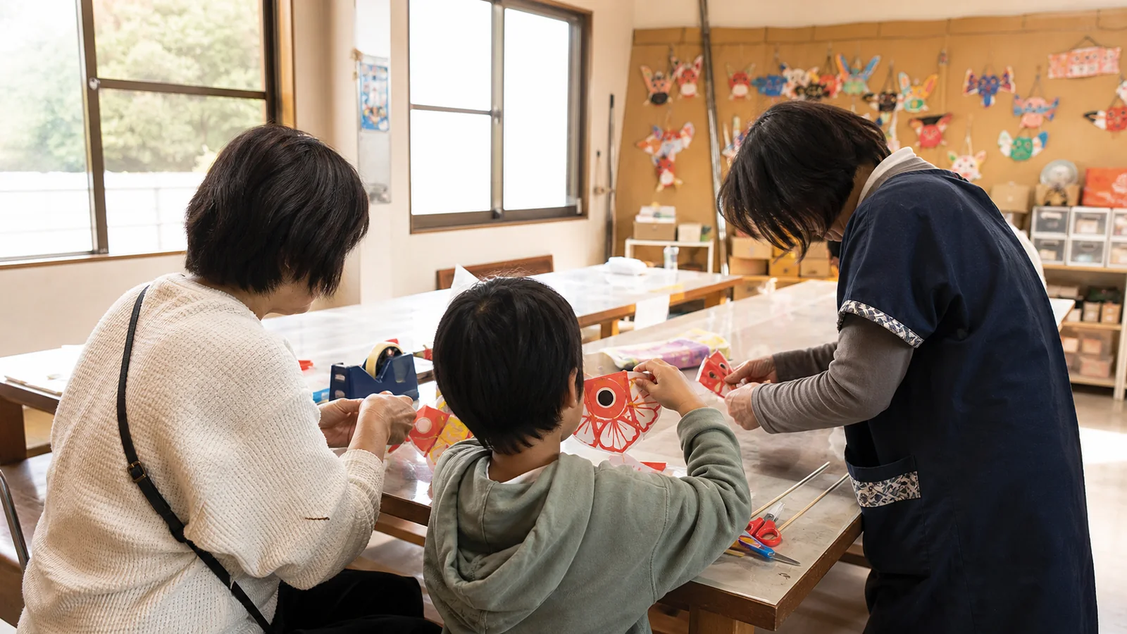 吹き戻しの工作を親子で体験する明るい工房