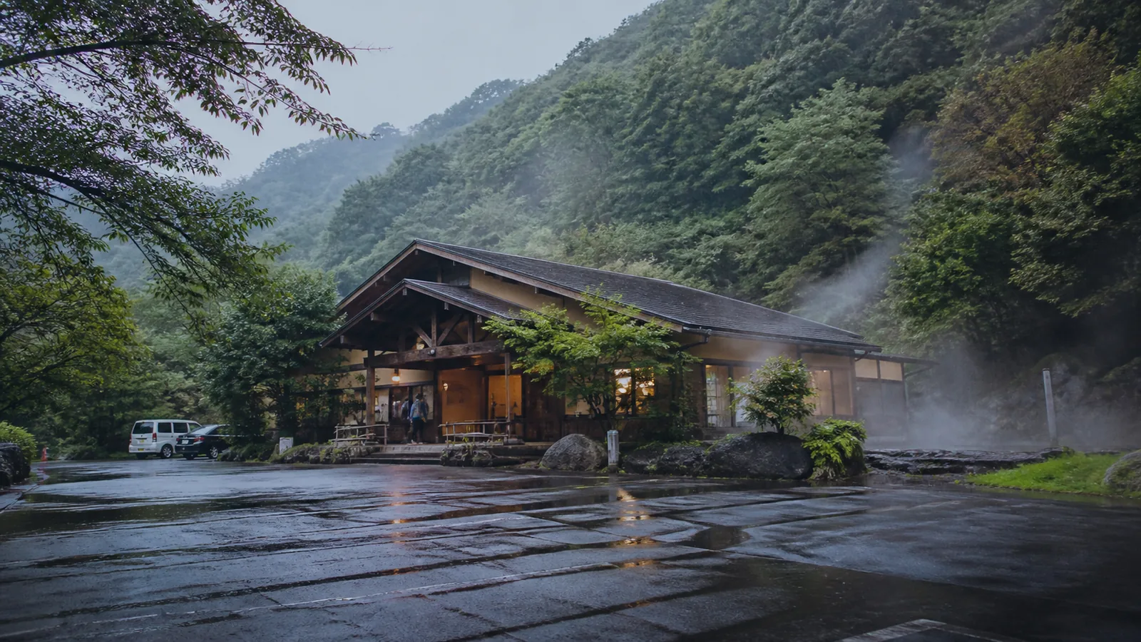 山あいにある中山平温泉の日帰り施設を表した編集イメージ