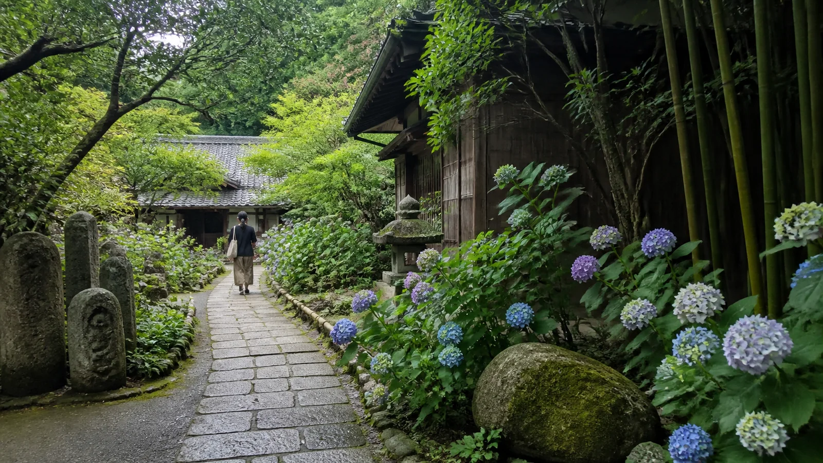 あじさいと季節の花が咲く東慶寺を思わせる静かな参道