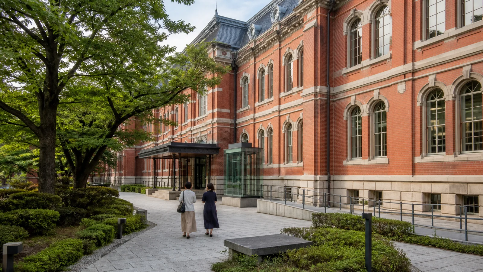 京都の旧銀行建築を思わせる赤レンガの文化施設