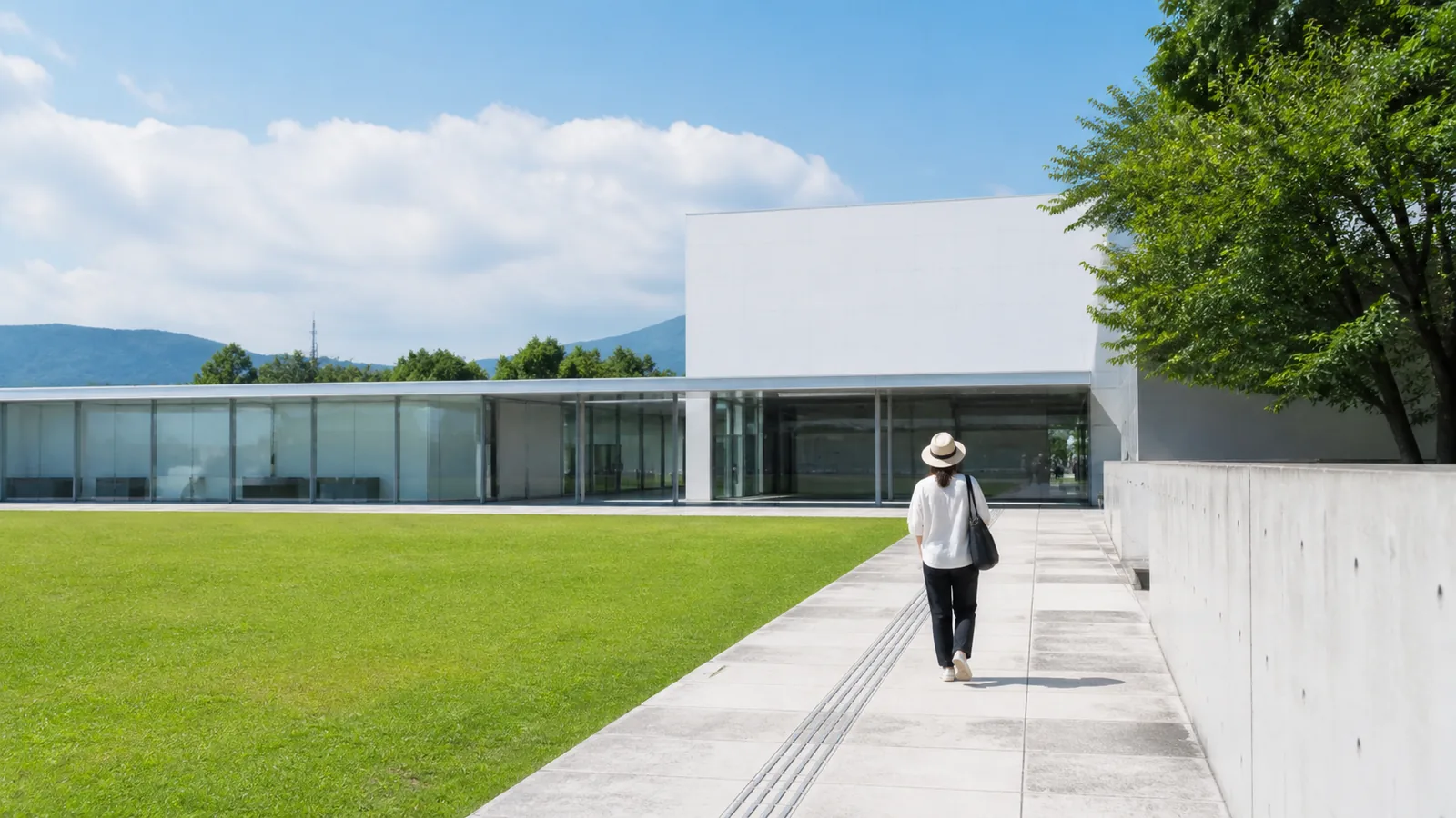 松本の現代的な美術館の前庭へ向かう旅行者の編集イメージ