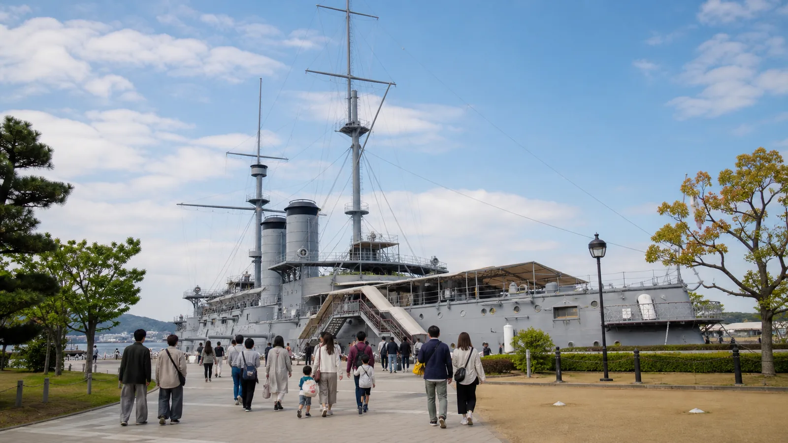 海辺の公園に保存された歴史的な記念艦へ向かう編集イメージ