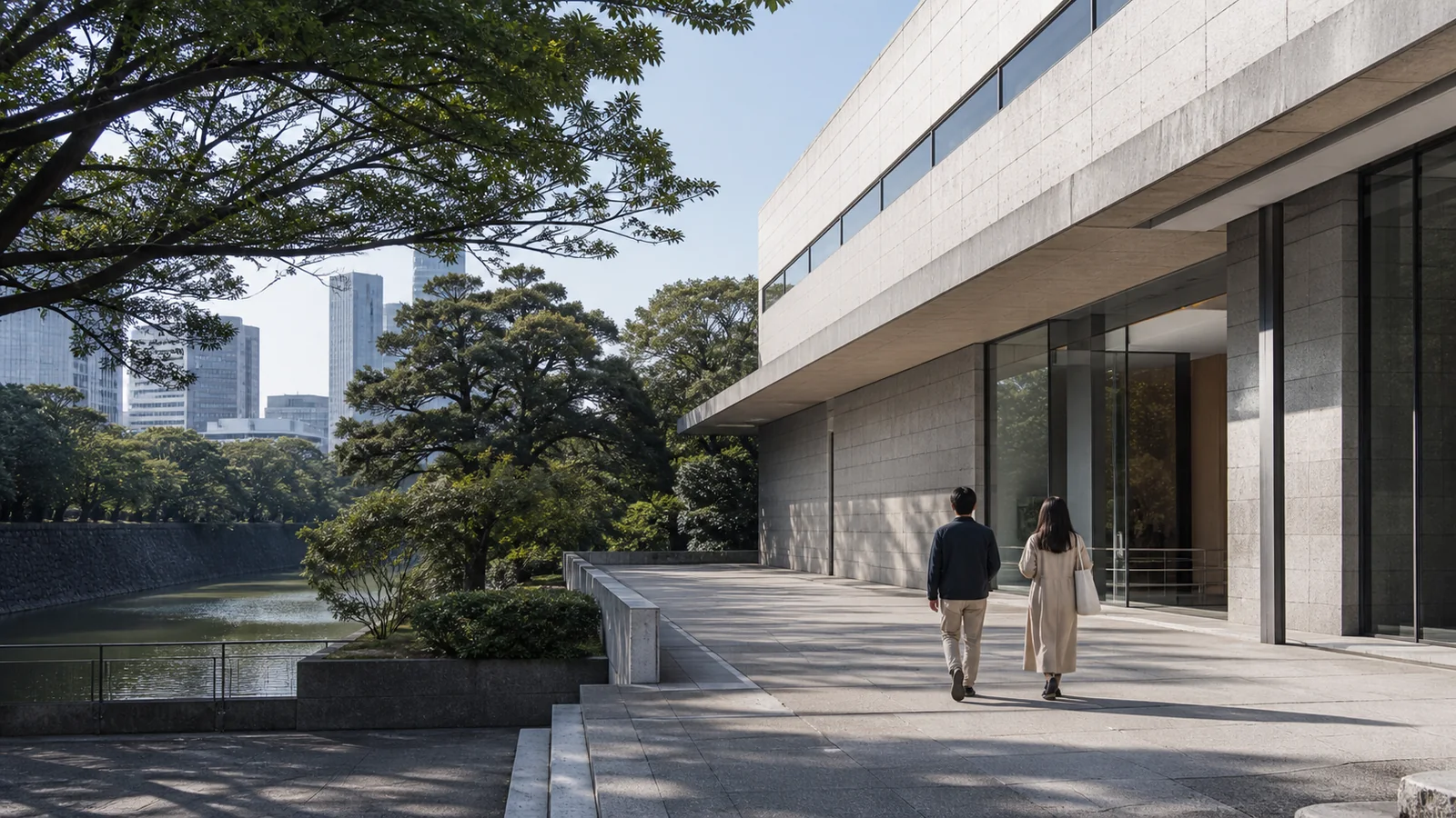 落ち着いた近代美術の展示室を歩く二人