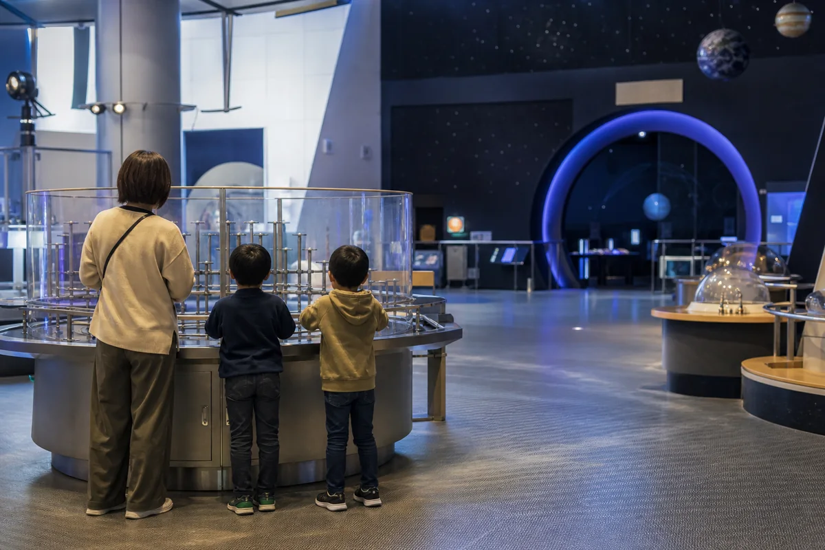 体験展示とプラネタリウムを楽しめる科学館の編集用ビジュアル