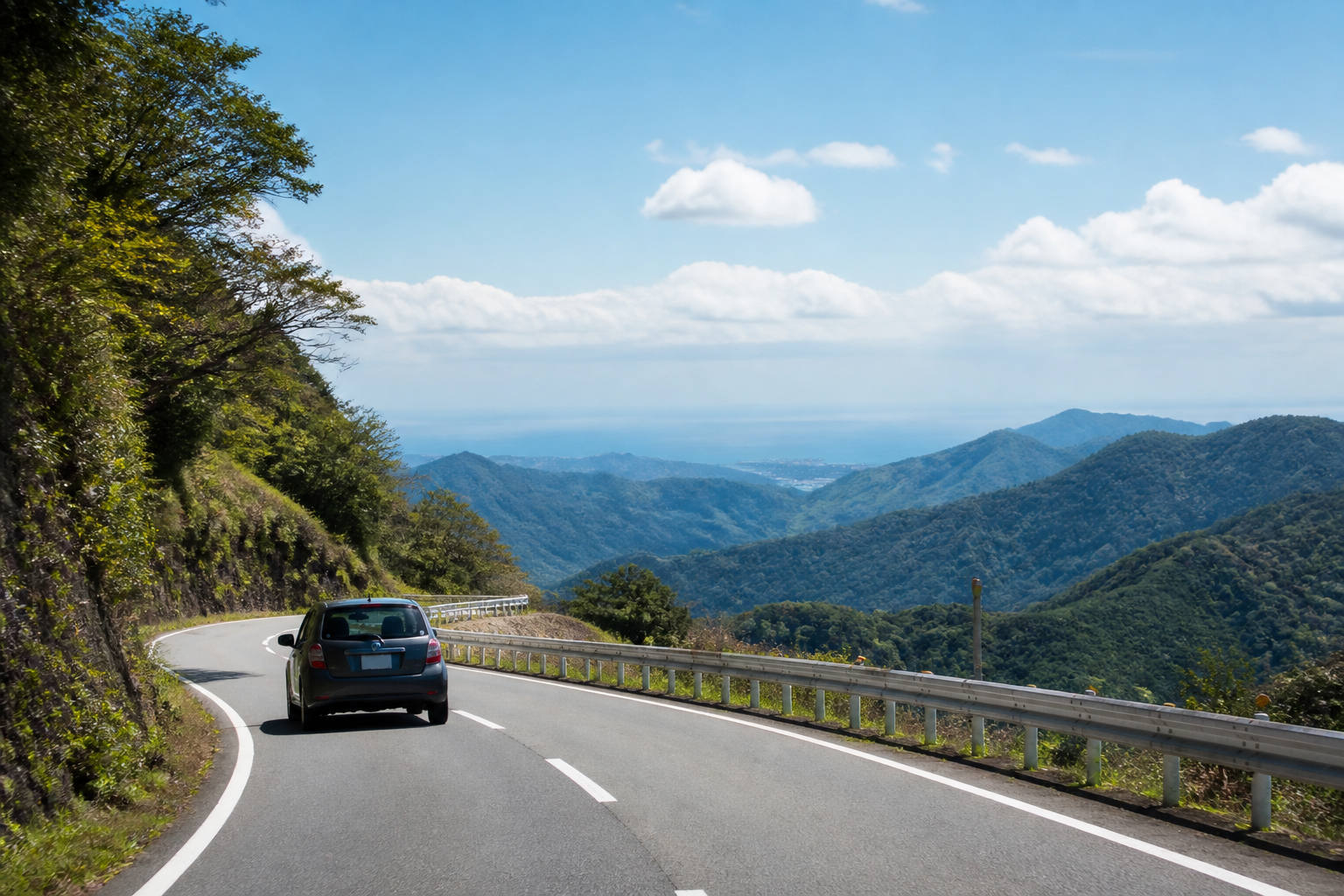 山と海を望む関東の山岳道路を走る車