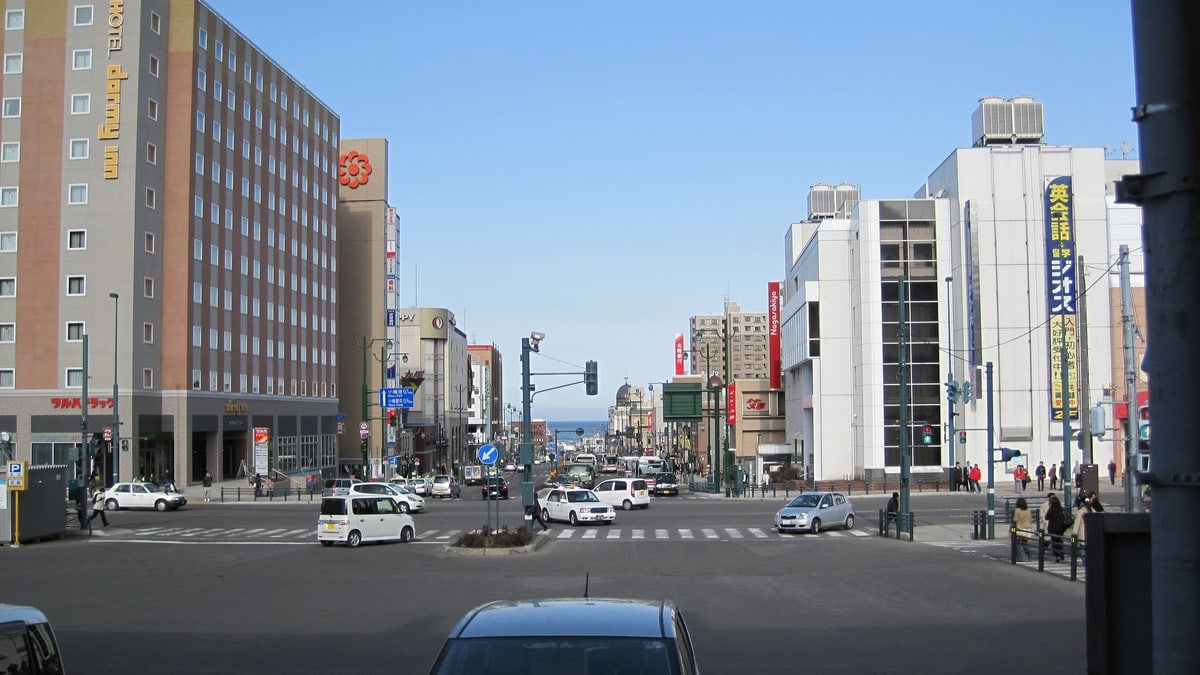 小樽駅前の通りと建物が見える交差点