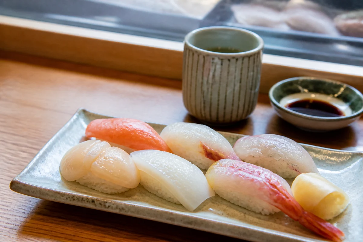 北海道らしい魚介を使った握り寿司の朝食イメージ